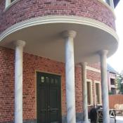 Роспись колонн под мрамор на фасаде дома