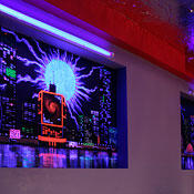 Флуоресцентная роспись стен в ночном клубе