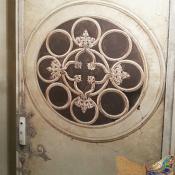 Роспись двери в готическом стиле