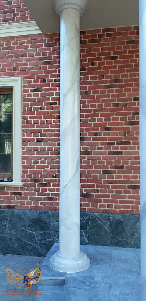 Роспись колонн под мрамор на фасаде дома