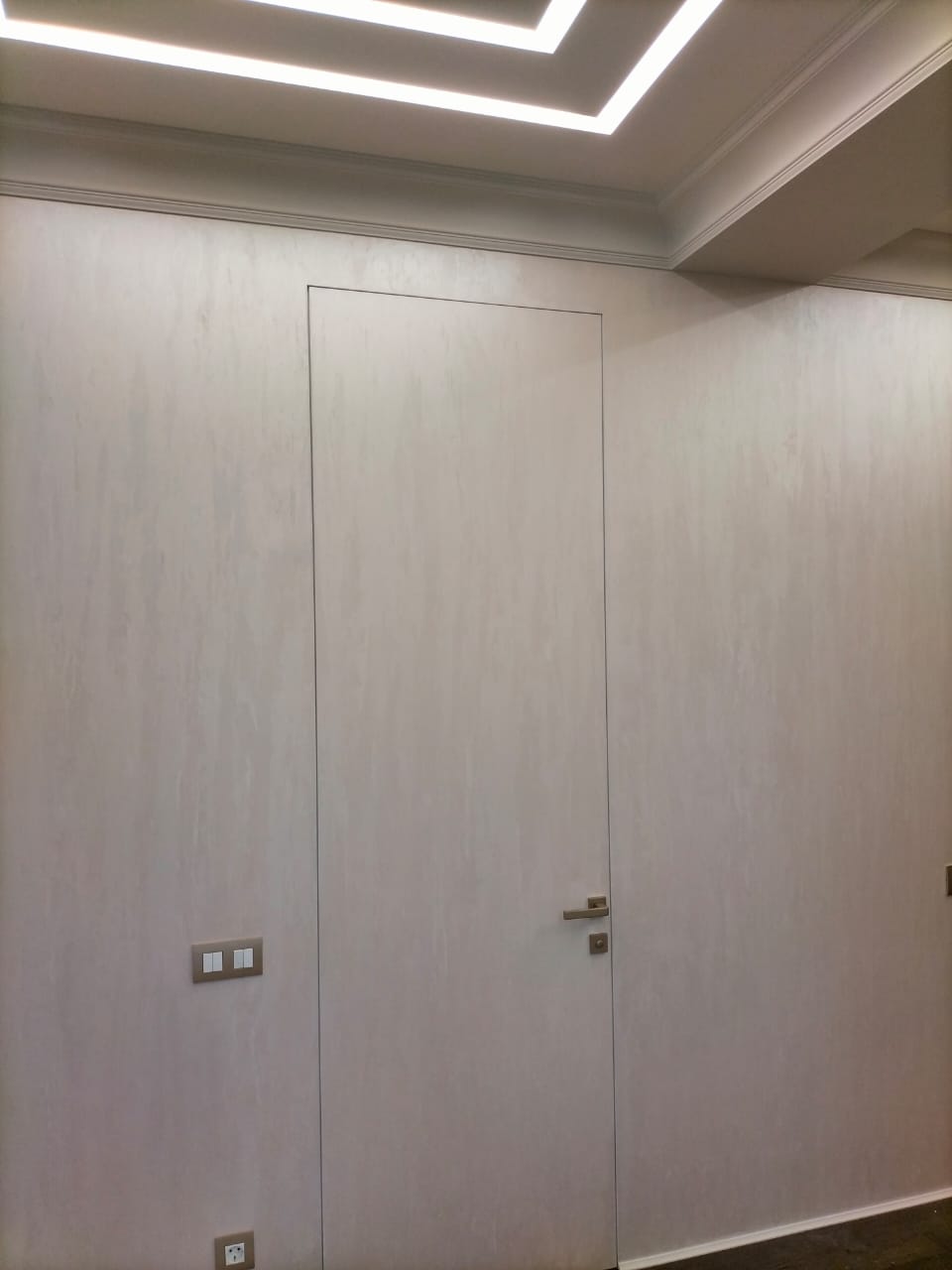 Нанесение декоративной штукатурки на стены и двери под покраску (двери скрытого монтажа)